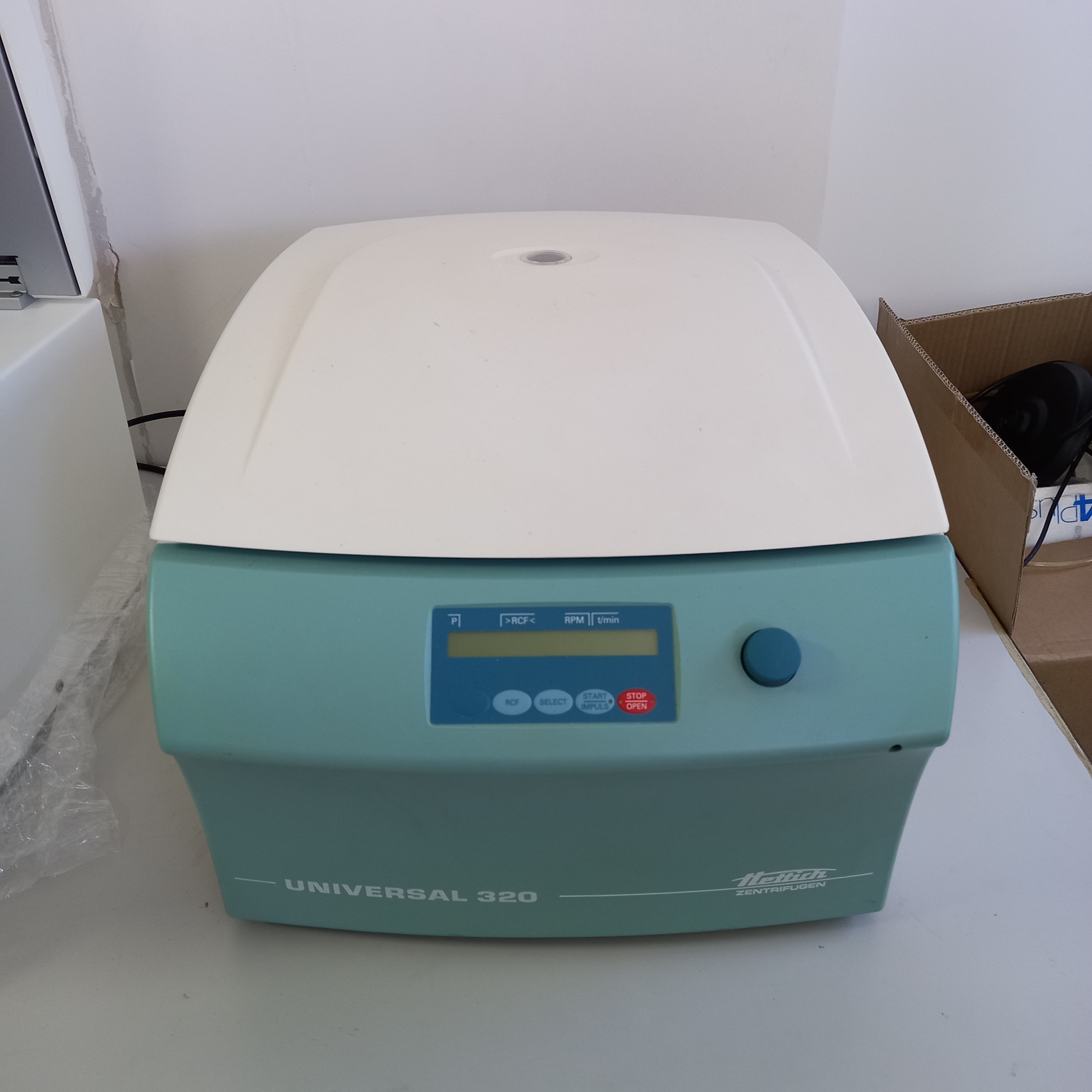 Secondhand Hettich Universal 320 Centrifuge - Medbidding