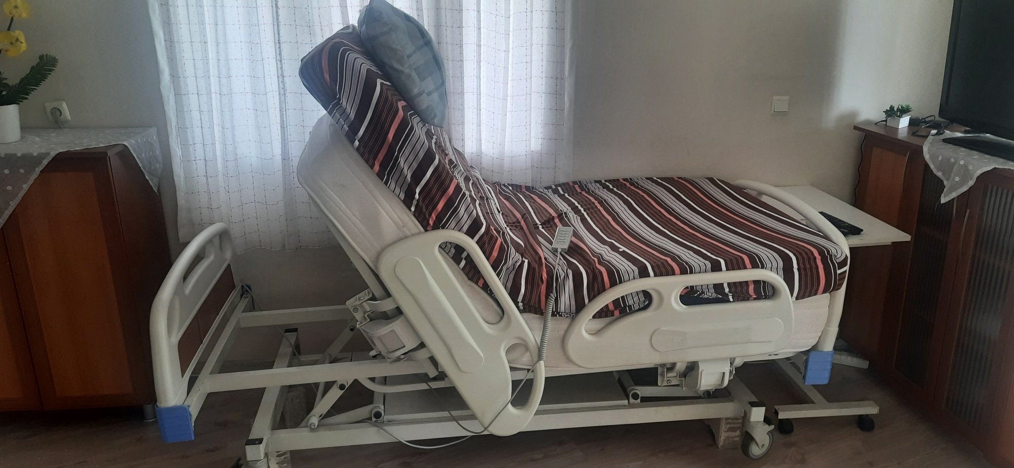 Secondhand Turmed TMD 4062 Dual Motor Patient Bed Medbidding