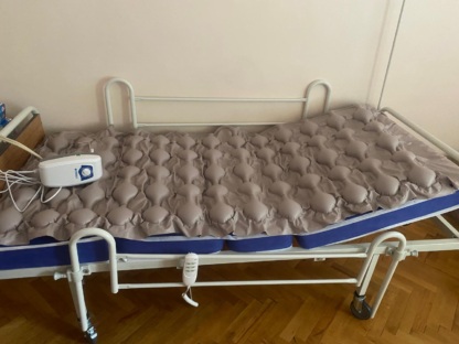 Secondhand Turmed TM-D 4077 Dual Motor Patient Bed - Image 2