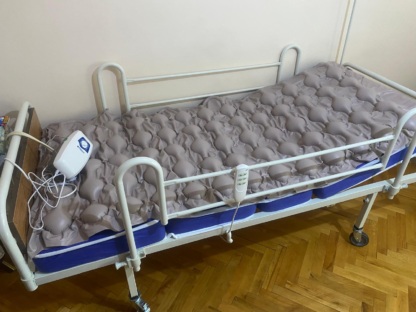 Secondhand Turmed TM-D 4077 Dual Motor Patient Bed - Image 3