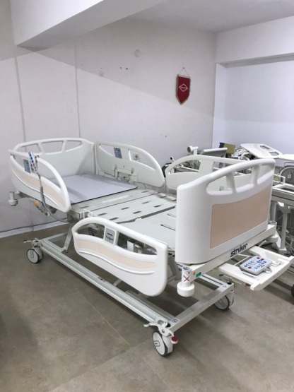 Secondhand Stryker SV1 4 Motors Patient Bed - Image 3