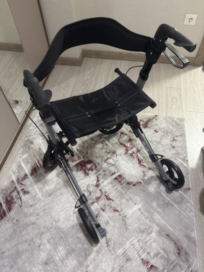 Secondhand Comfort Plus DM9102 Rolling Walker With Seat (Rollator) - Image 2