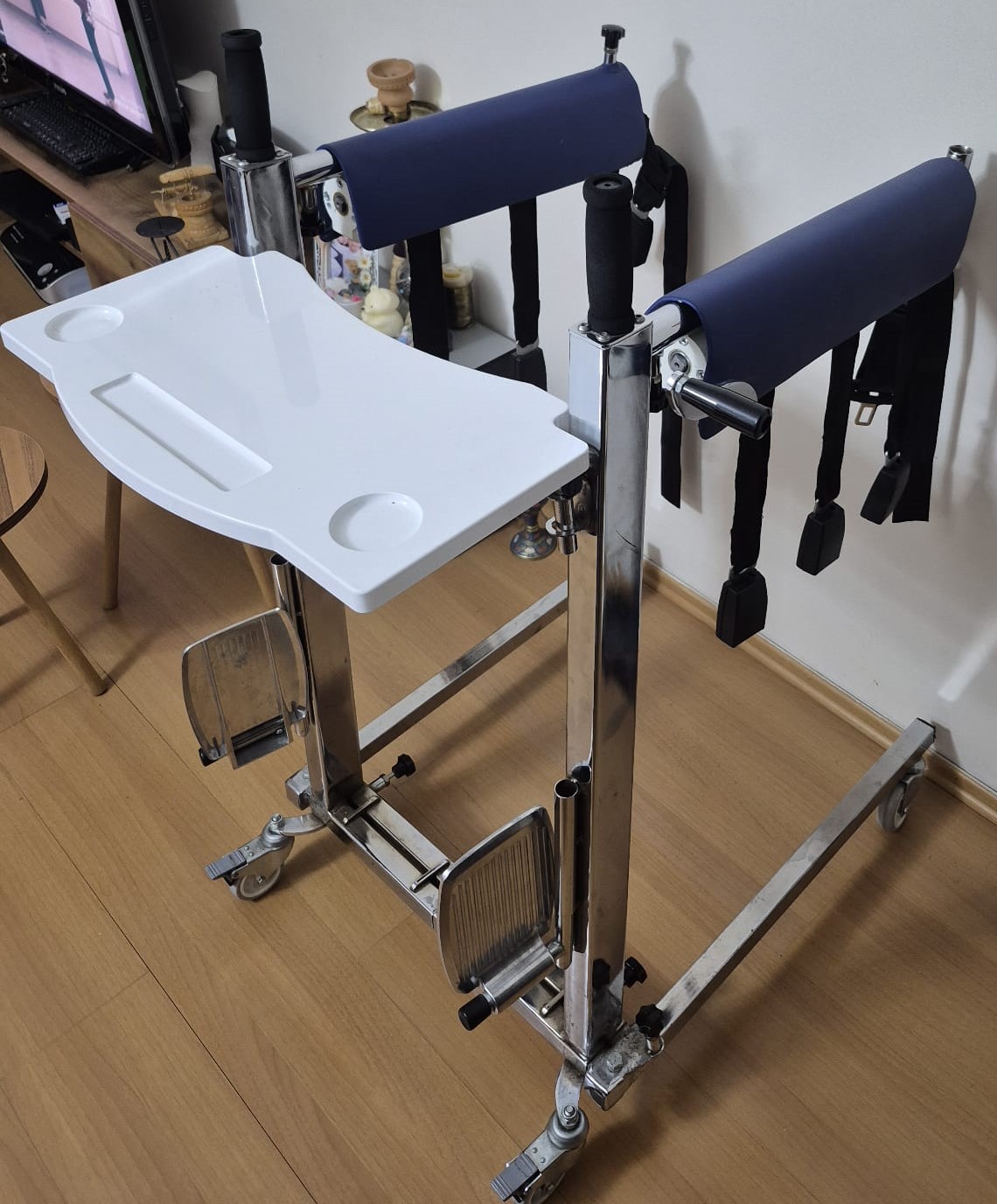 Secondhand EMC 001 Patient Lift - Image 2