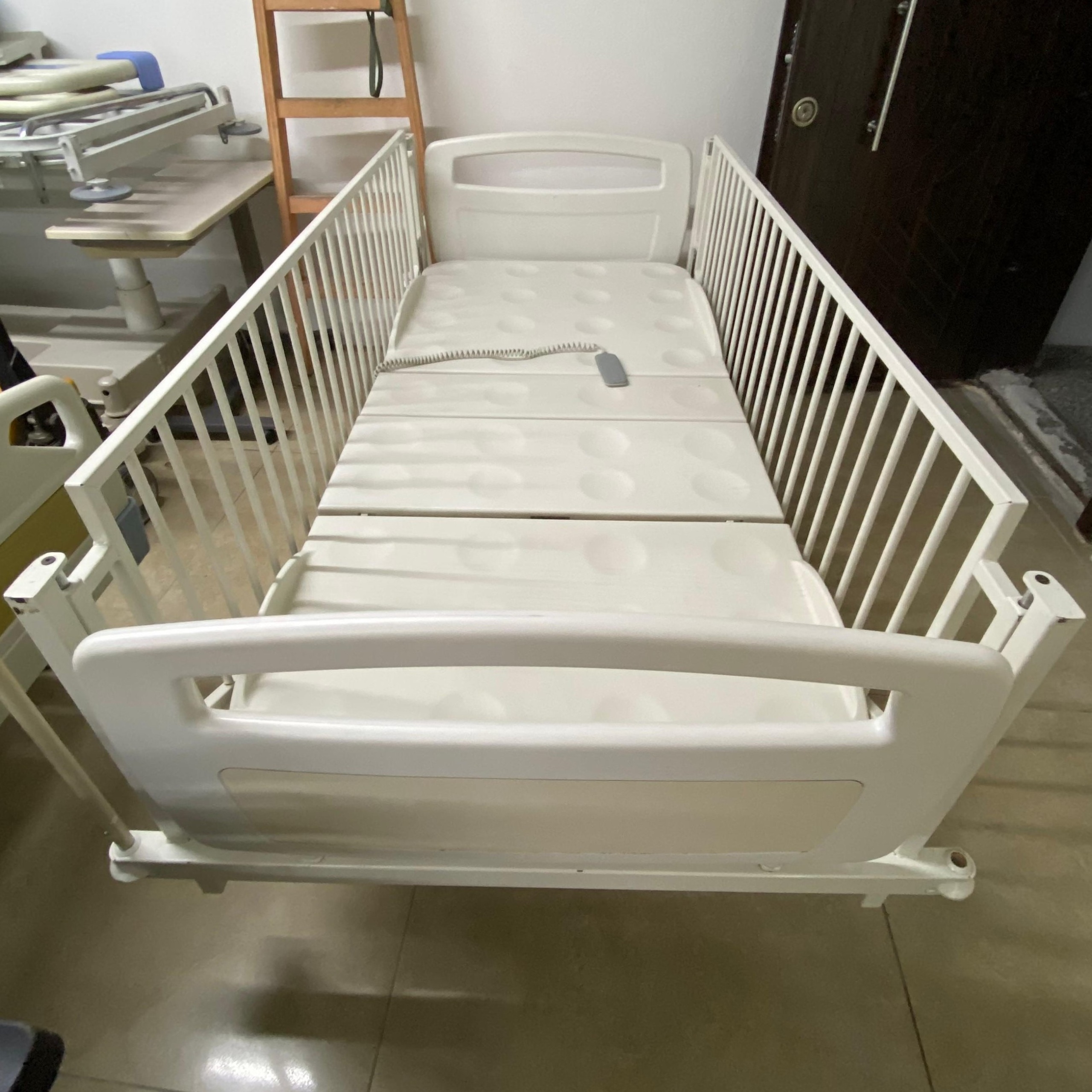 Secondhand Dolsan 90101218 4 Motors Patient Bed - Image 2