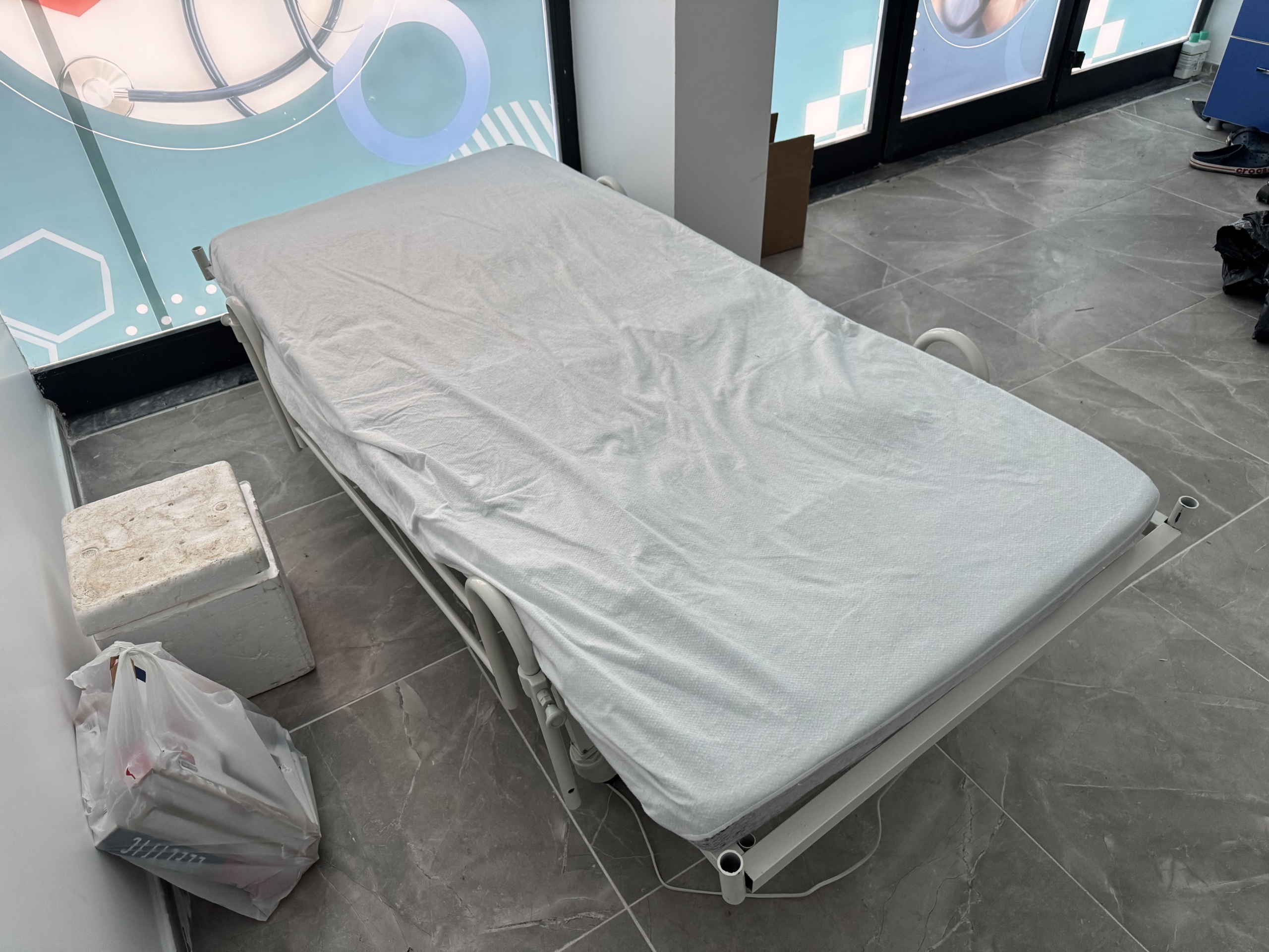 Secondhand Turmed TM-D 4077 Dual Motor Patient Bed - Image 2