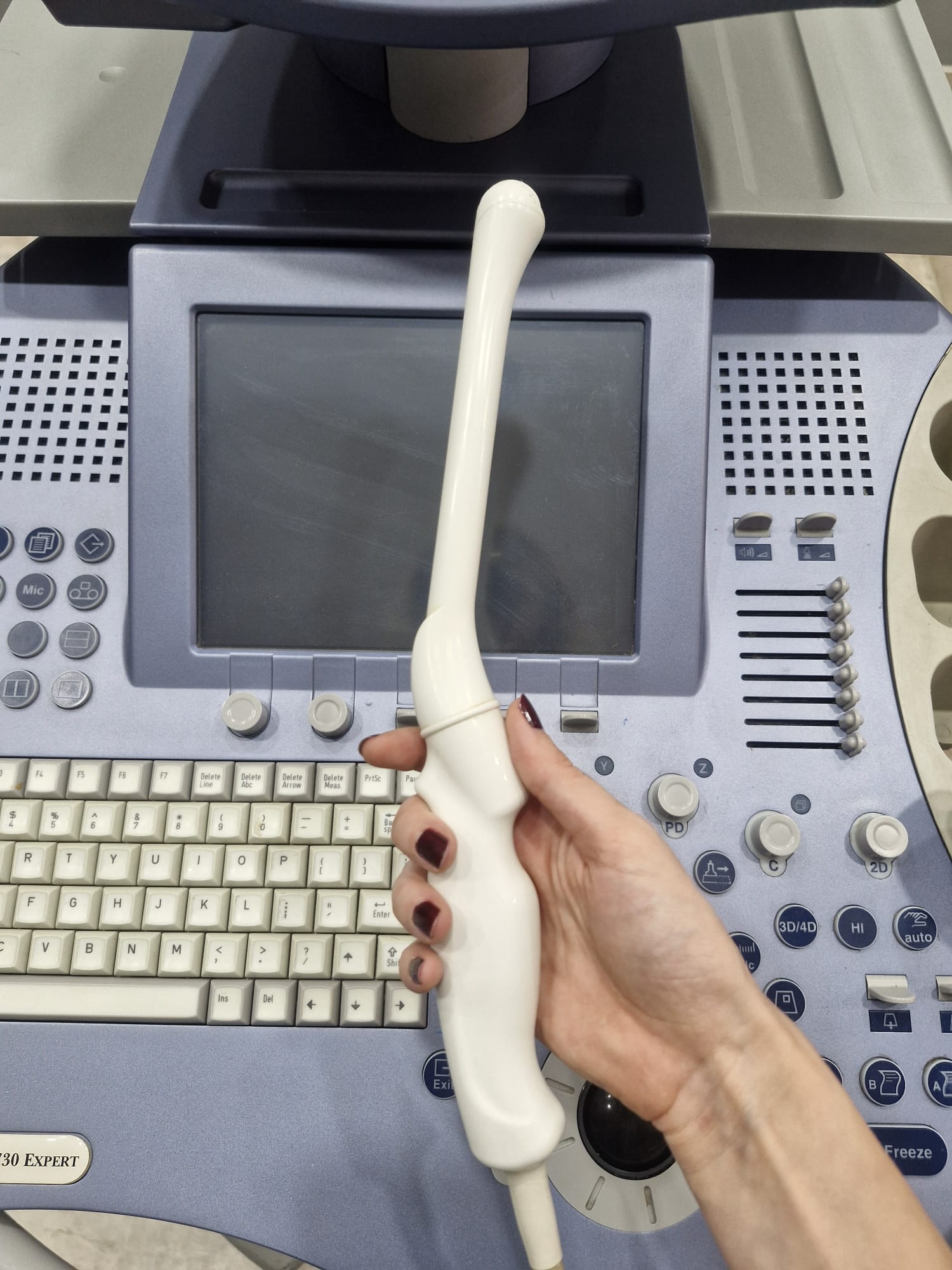 Secondhand GE Voluson 730 Expert Ultrasound Machine - Image 4