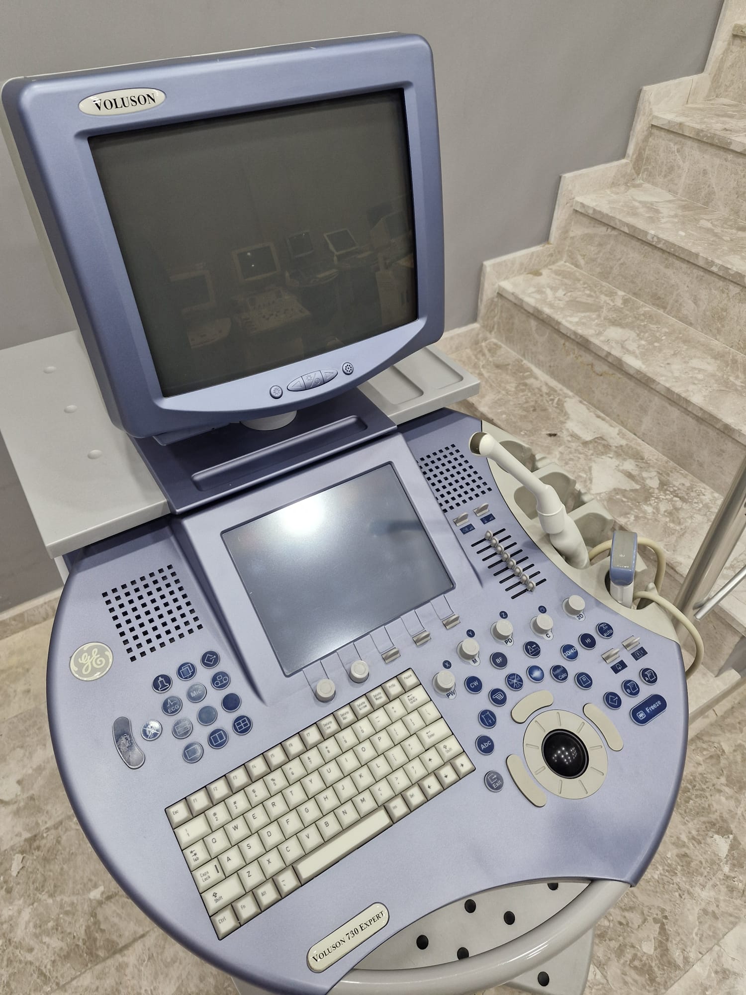 Secondhand GE Voluson 730 Expert Ultrasound Machine - Image 2