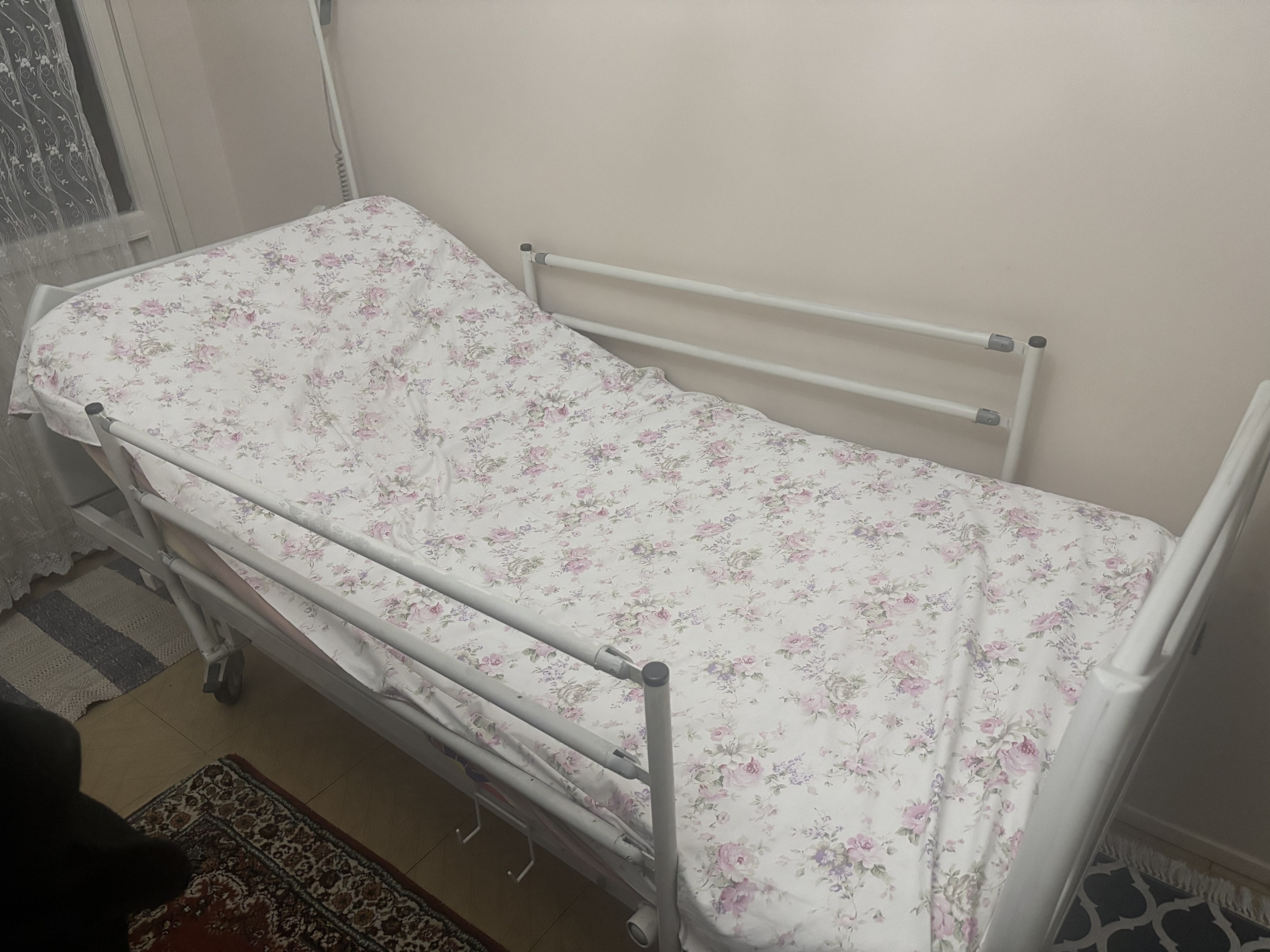 Secondhand Sesan HK-011 Dual Motor Patient Bed - Image 2