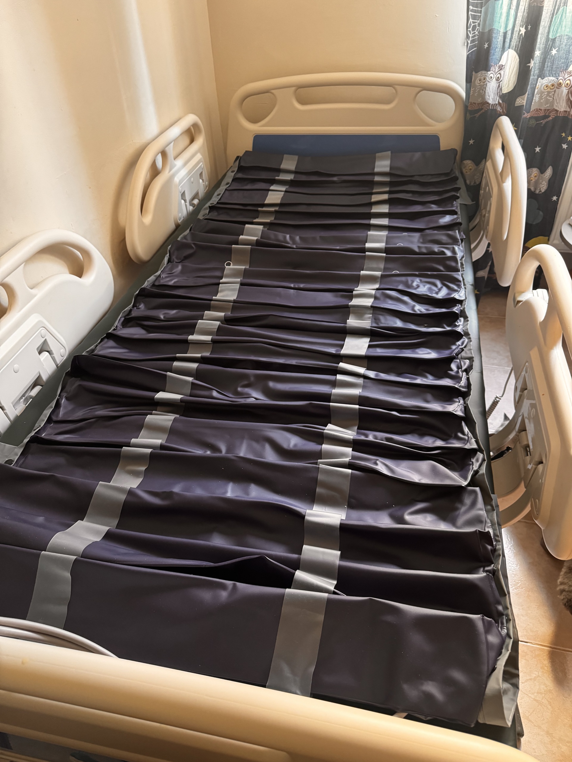 Secondhand Deva DM 2000-F PRO Dual Motor Patient Bed - Image 2