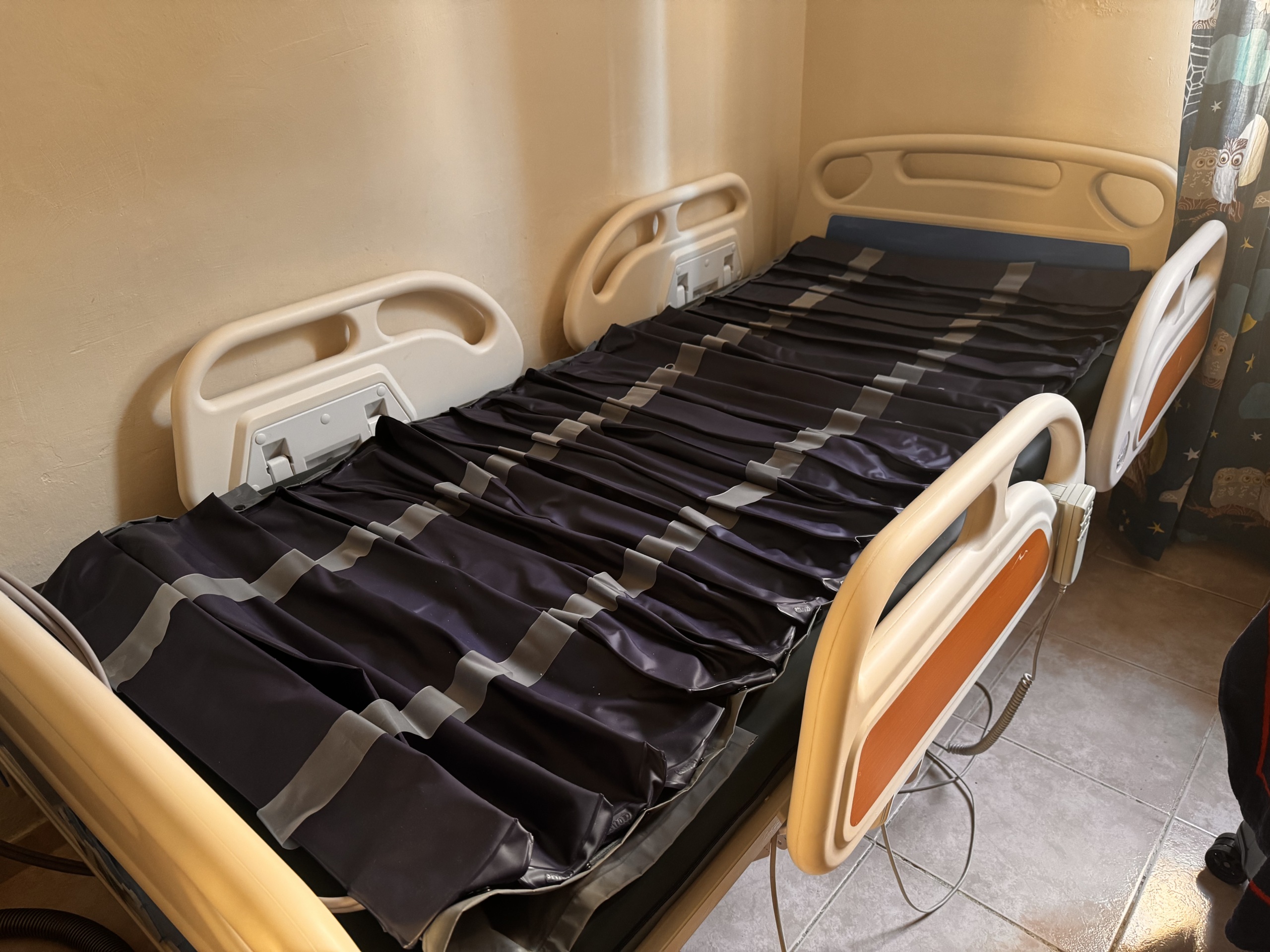 Secondhand Deva DM 2000-F PRO Dual Motor Patient Bed