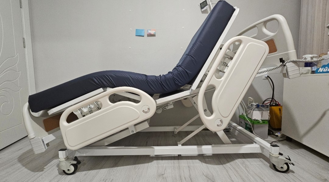 Secondhand ELT 420 4 Motor Patient Bed - Image 3