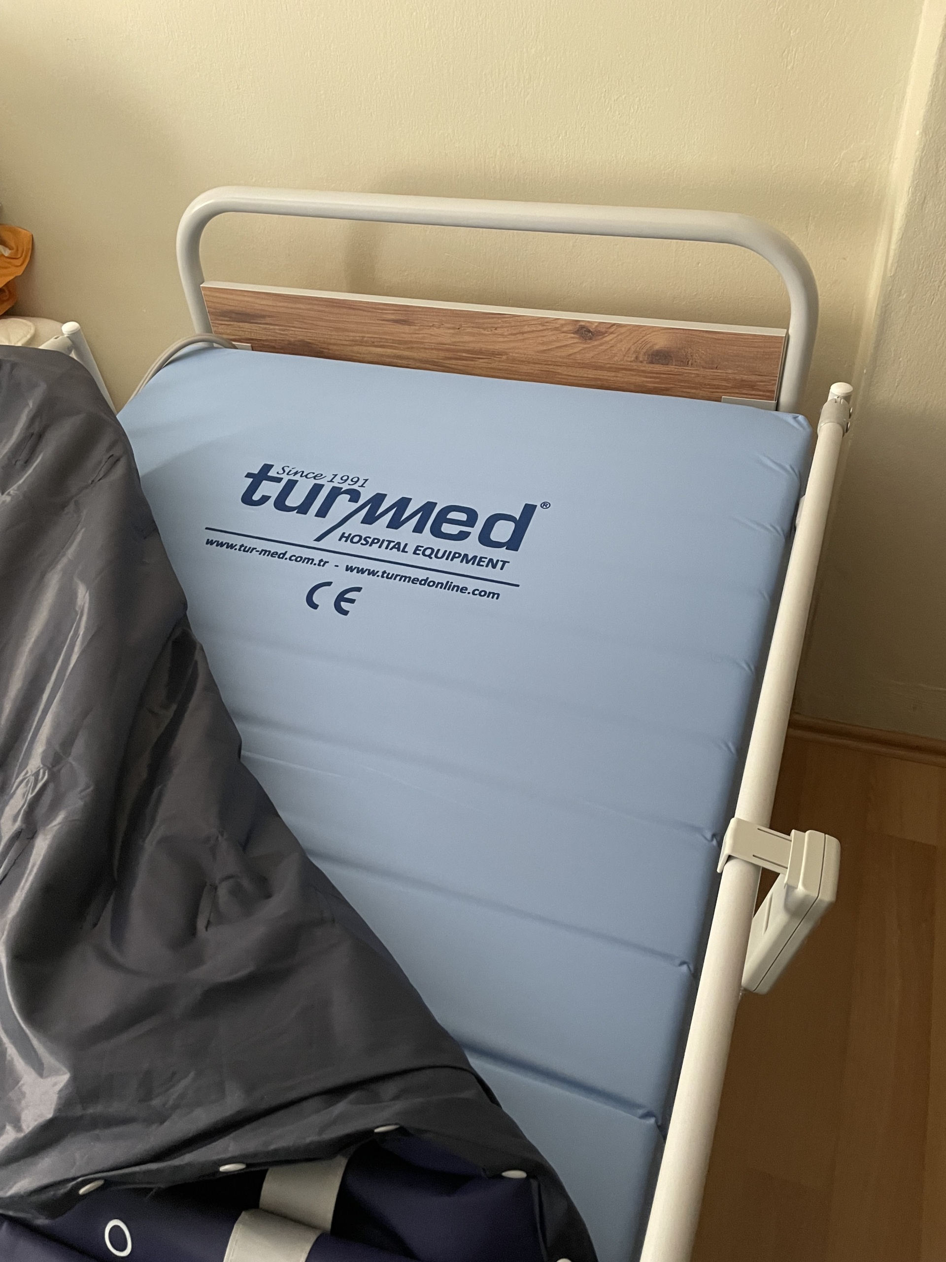 Secondhand Turmed TM-D 4077 Dual Motor Patient Bed - Image 4