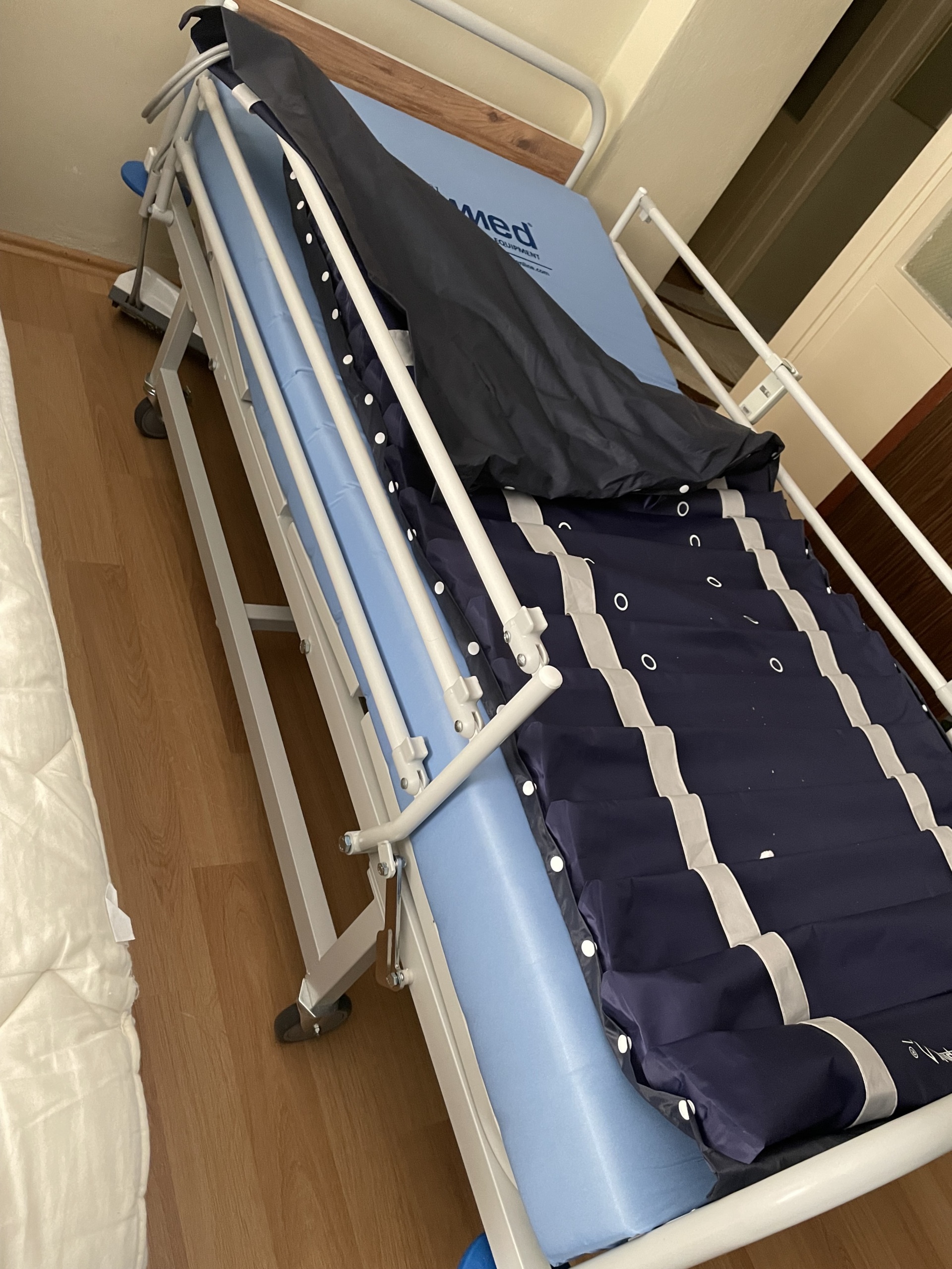Secondhand Turmed TM-D 4077 Dual Motor Patient Bed - Image 3