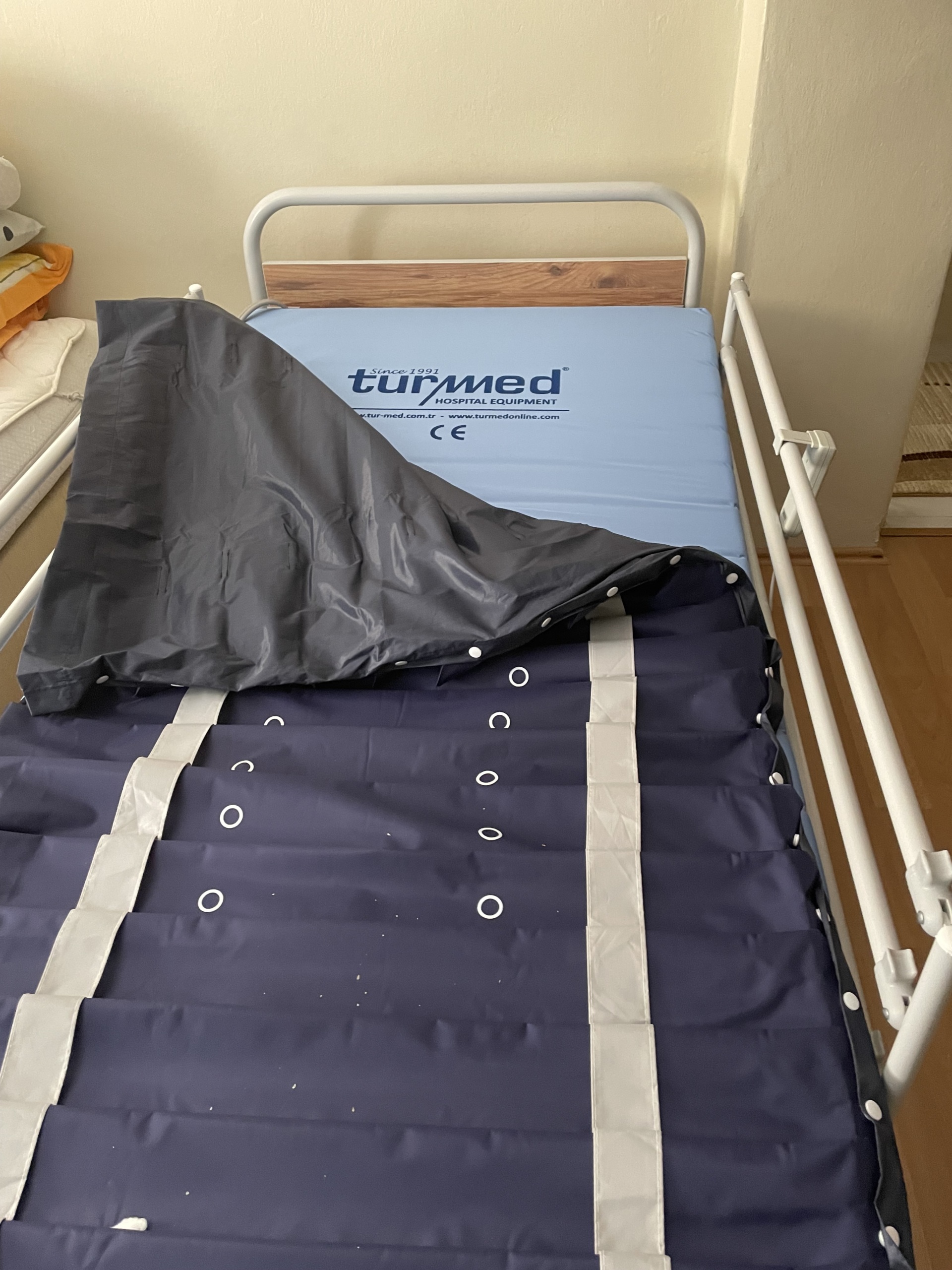 Secondhand Turmed TM-D 4077 Dual Motor Patient Bed - Image 2