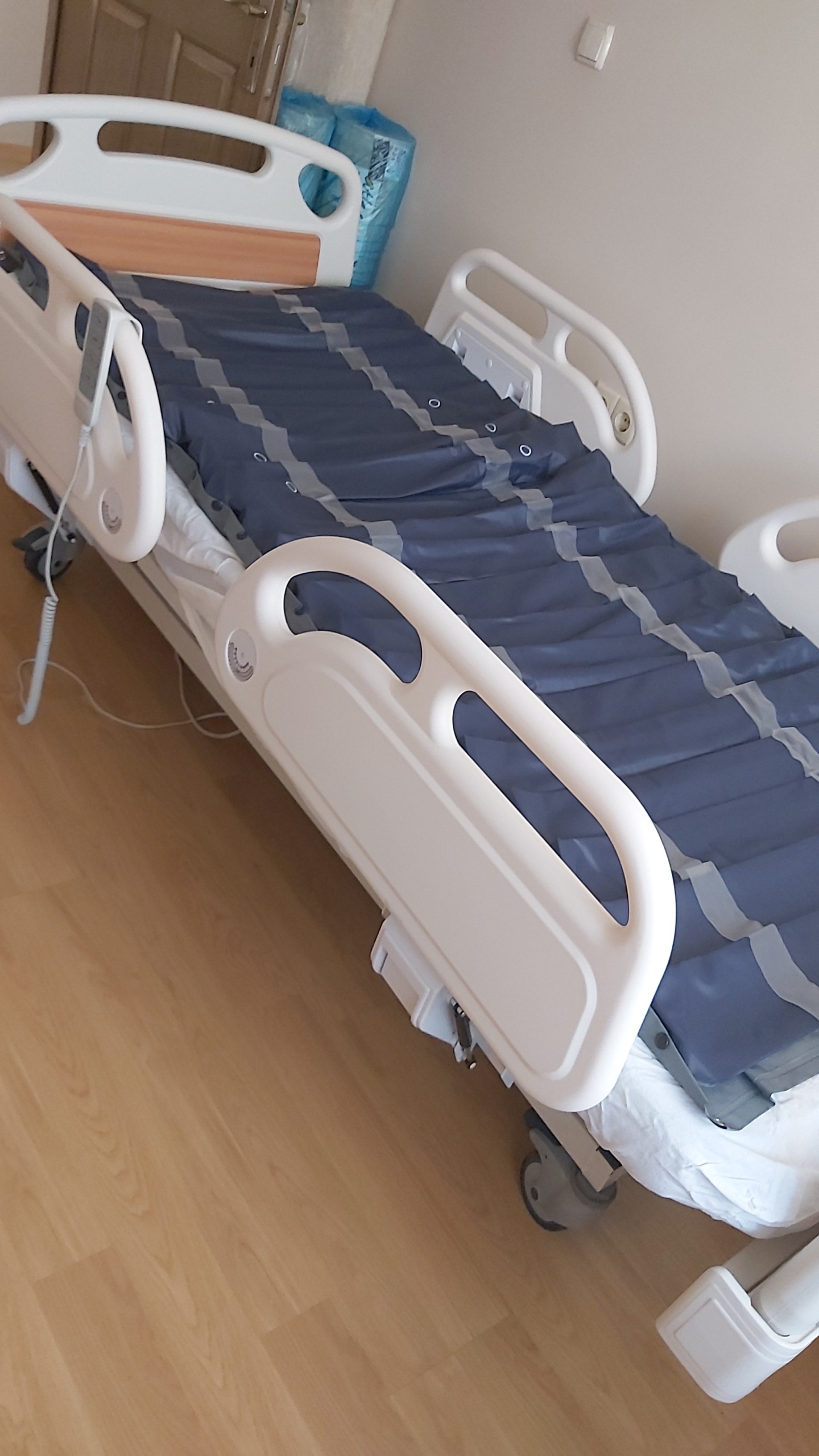 Secondhand Emek ES-153/A 3 Motor Patient Bed - Image 3