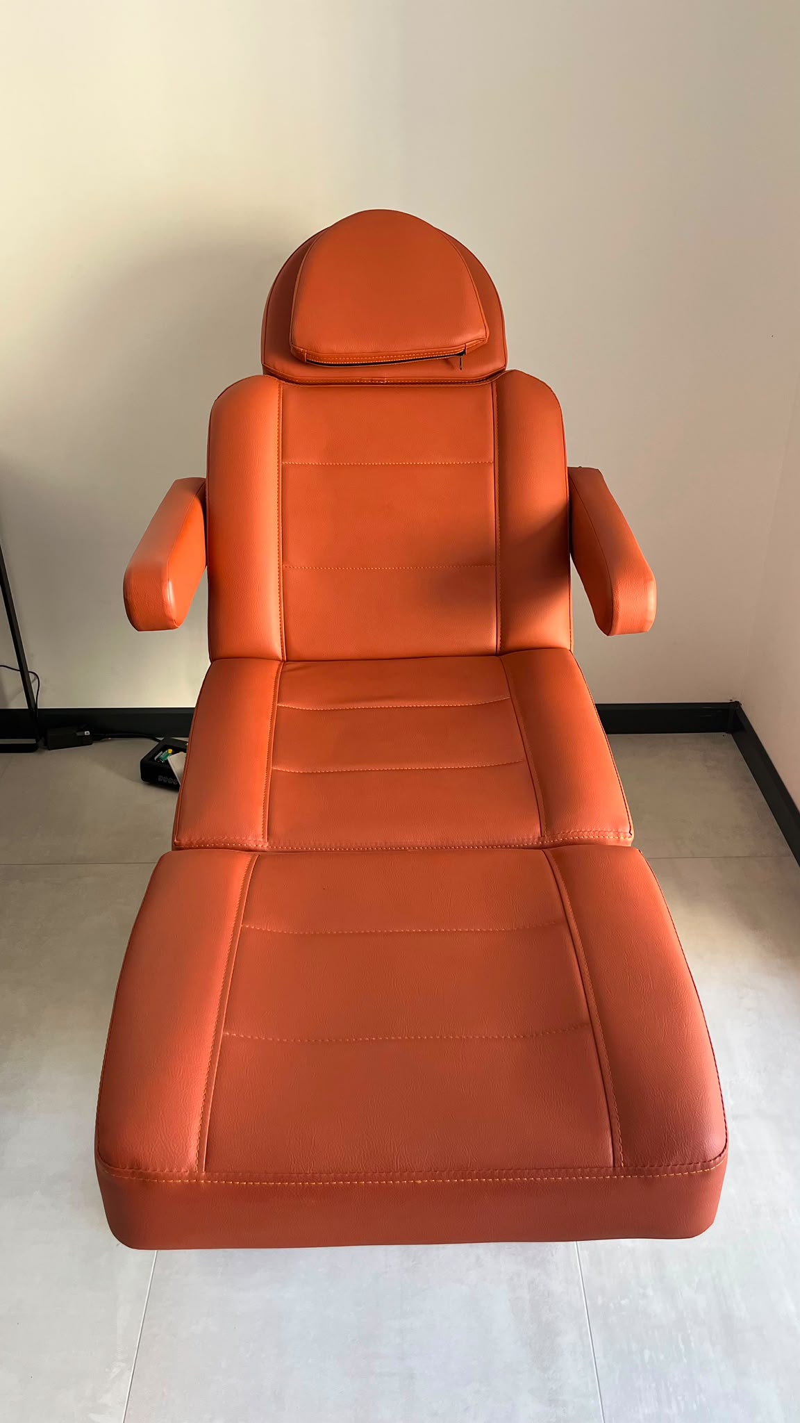 Secondhand Eme Elegance 3 Motor Medical Aesthetic Chair - Image 2