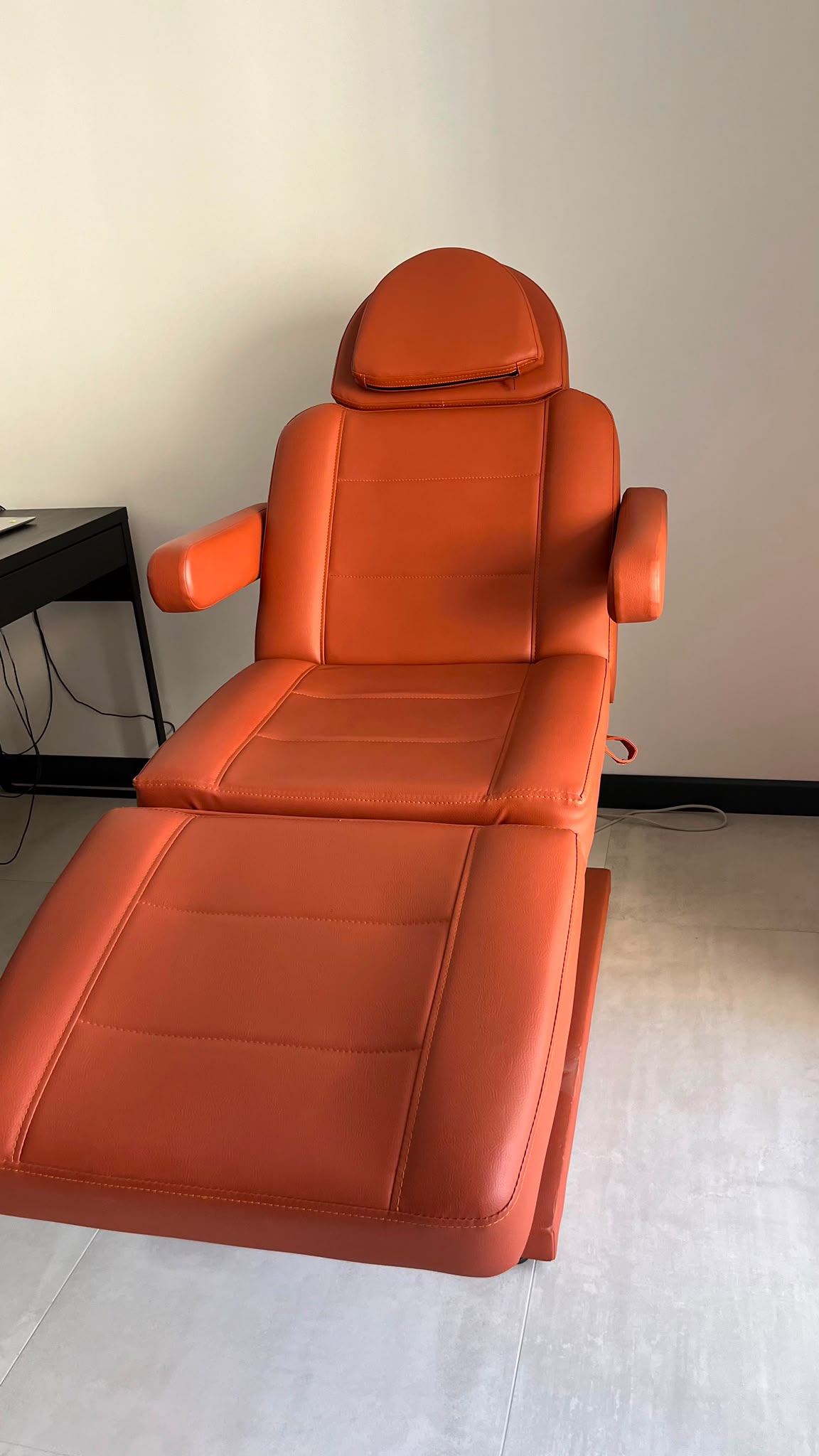 Secondhand Eme Elegance 3 Motor Medical Aesthetic Chair - Image 3