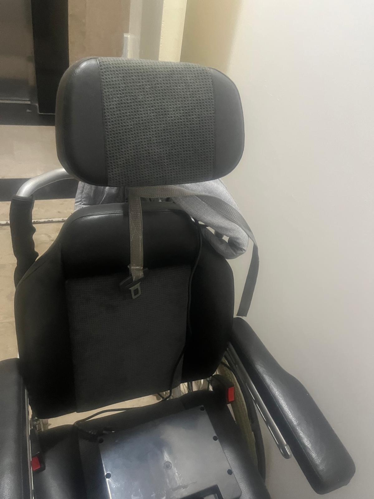 Secondhand İzor 920 MS Adult Standing Manual Wheelchair - Image 3