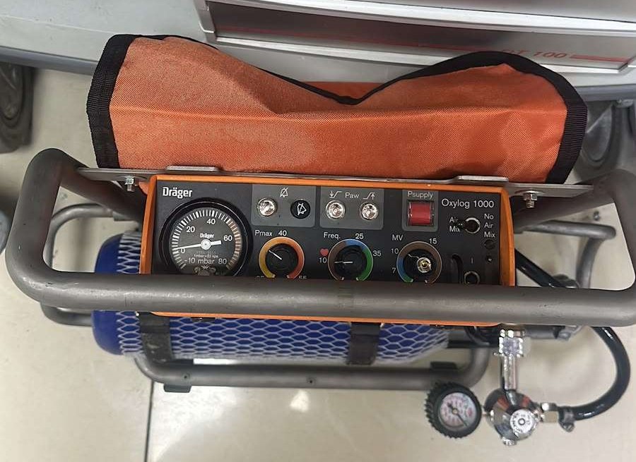 Secondhand Draeger Oxylog 1000 Transport Mechanical Ventilator - Image 2