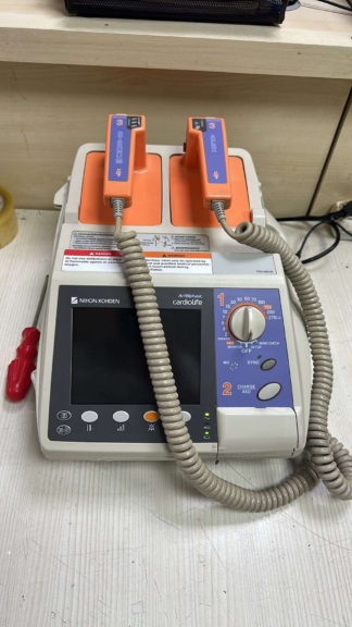 Secondhand Nihon Kohden Cardiolife TEC-5521K Monitor Defibrillator